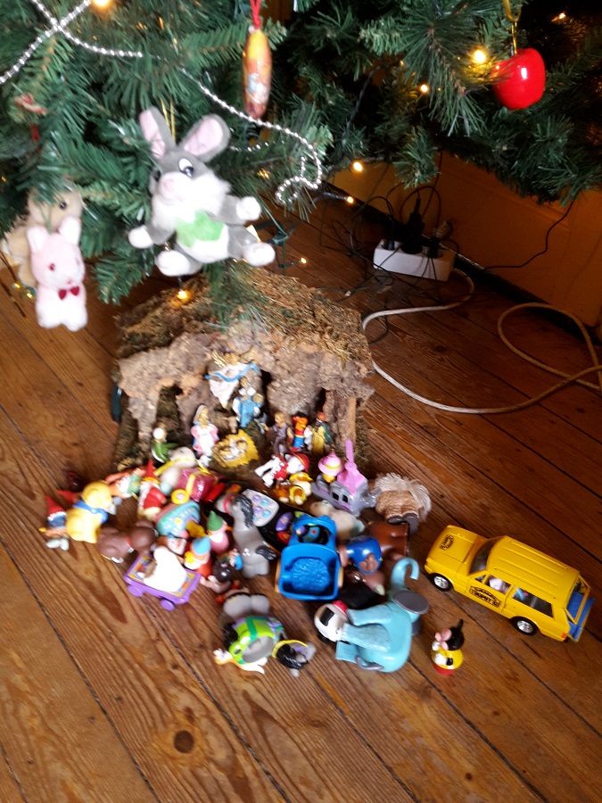 90I MAMA MARIA , PAPA JOSEF EN BABY JEZUS KREGEN ONDER DE NET VERSIERDE KERSTBOOM VEEL  KRAAMVISITE EN WERDEN DOOR DE TWINS OVERLADEN MET CADEAUTJES...........jpg