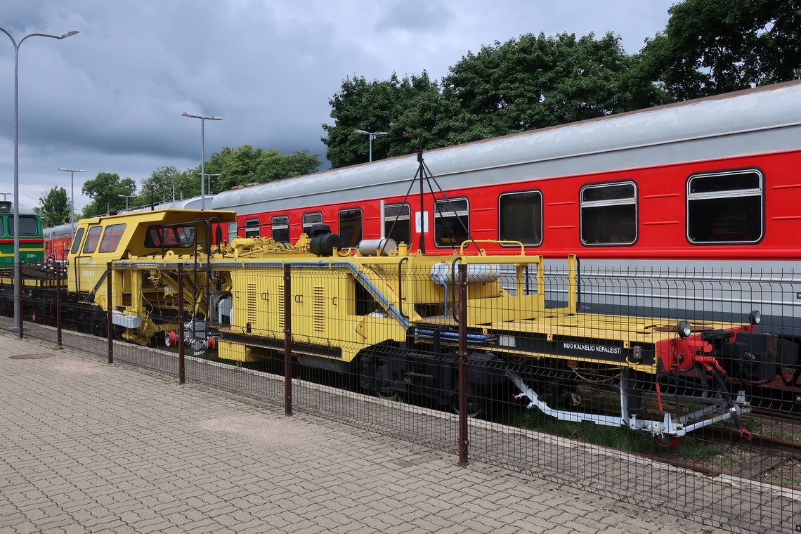 Nog een historische onderhoudstrein bij het station van Vilnius 0196.jpg