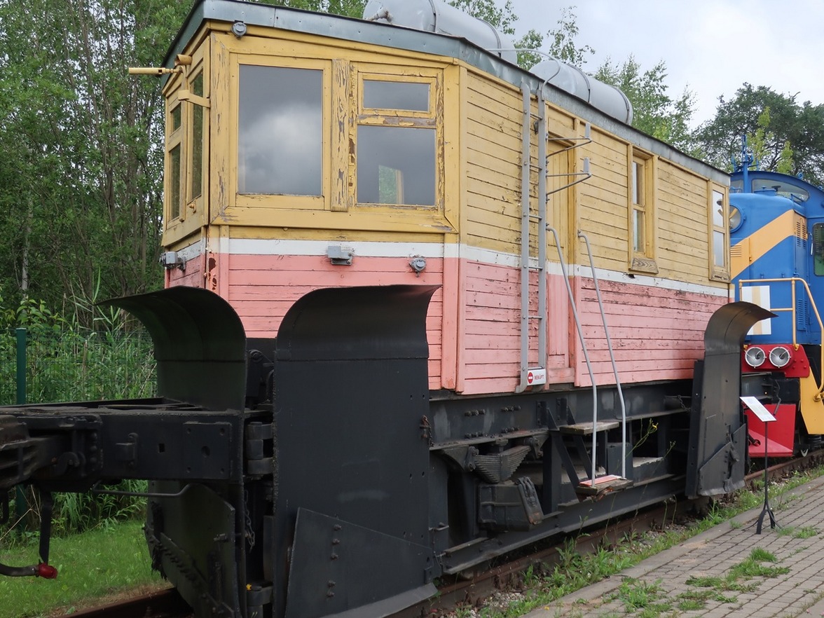 (nog) niet gerestaureerde sneeuwploeg - spoorwegmuseum Riga 0261.jpg