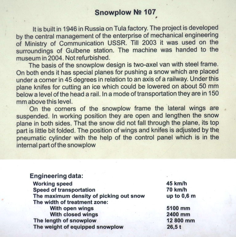 Infopanel bij de (nog) niet gerestaureerde sneeuwploeg - spoorwegmuseum Riga 0264.JPG