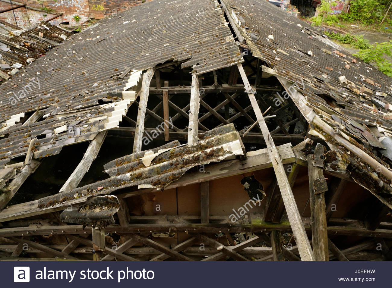 lamiante-endommage-sur-toit-ondule-vieux-batiment-industriel-abandonne-j0efhw.jpg