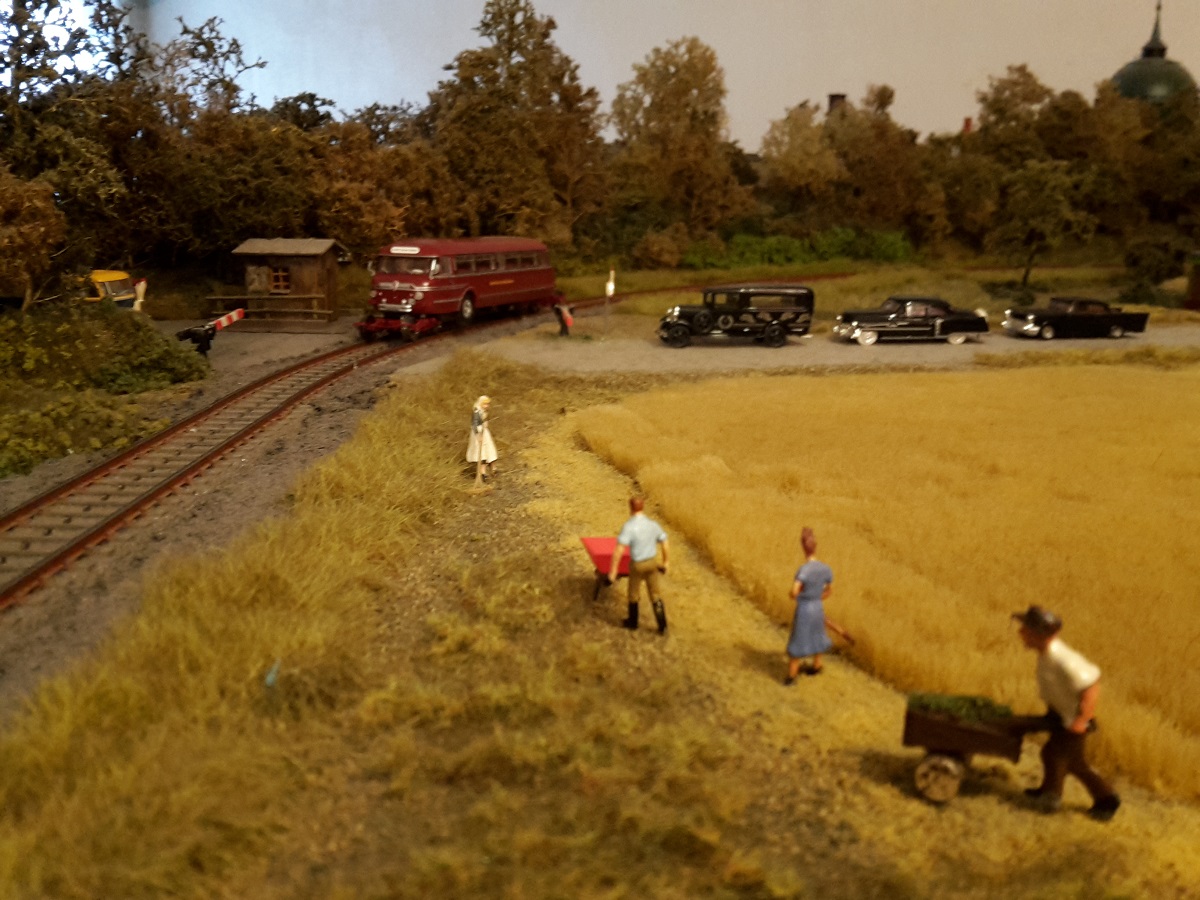 90K CARL EN MATZ ZIJN OP WEG NAAR DE BROEDERS VAN HET RECHTE SPOOR EN ONTMOETEN ONDERWEG 2 BOERENDEERNES DIE DE GERST AAN HET OOGSTEN ZIJN.jpg