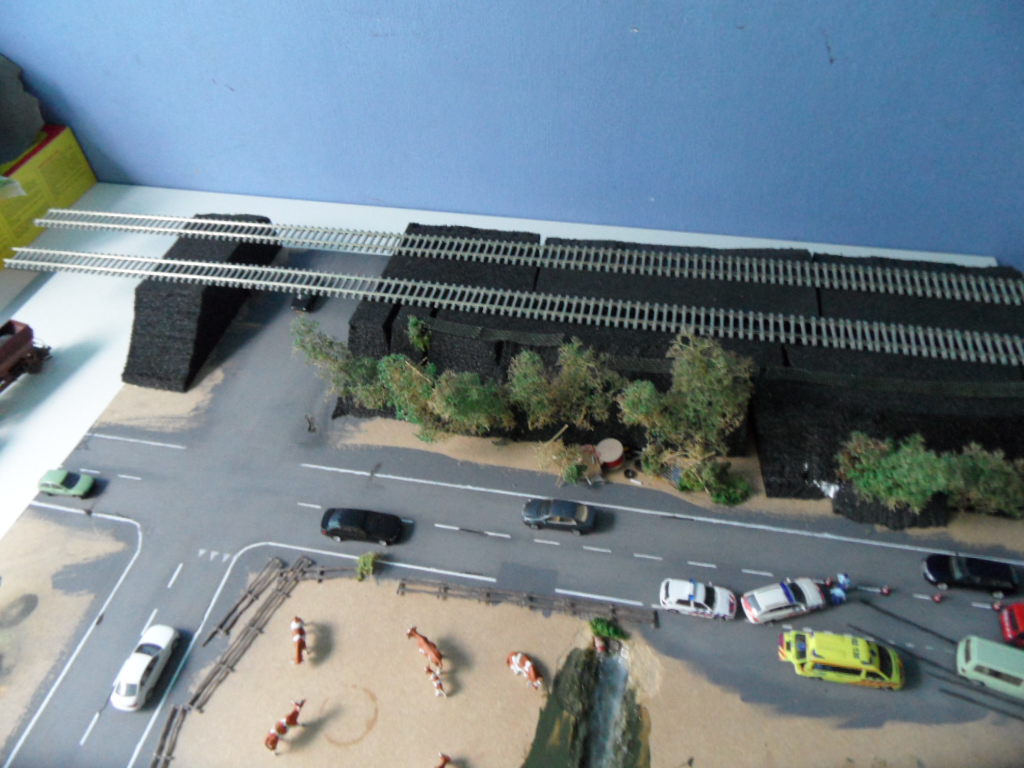 diorama slootje en rails 003.JPG