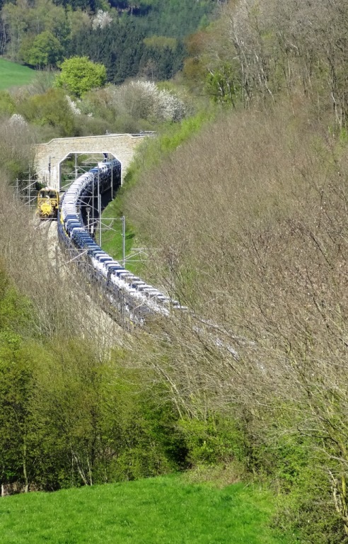 naderende autotrein vanuit Botzelaertunnel.jpg