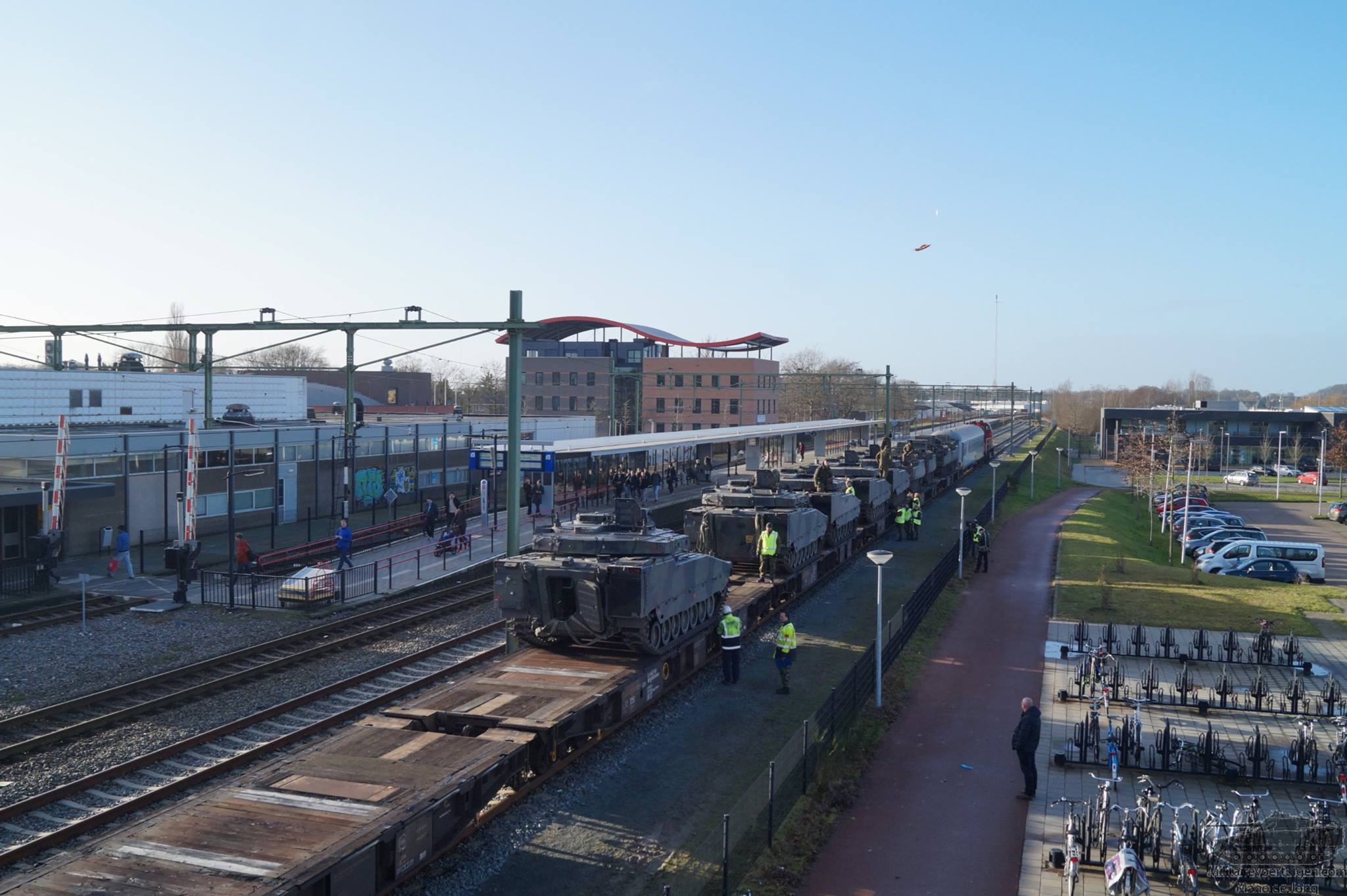 militair-transport-10-01-2017-met-DB-lok-6469-plus-personenwagen-voor-trein-1.JPG