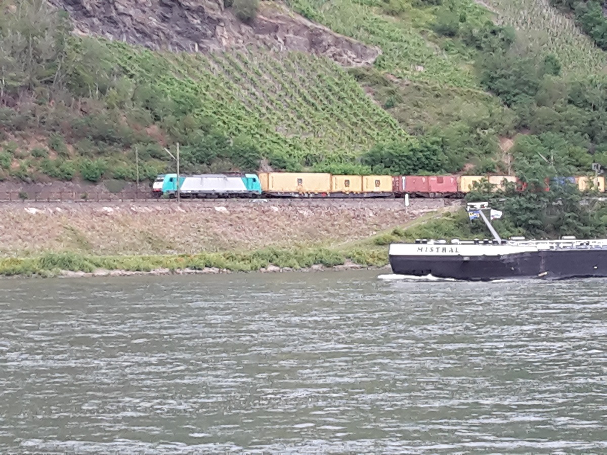 73I ZOALS DEZE MET CONTAINERS ONDERWEG NAAR GOD WEET WAAR.jpg