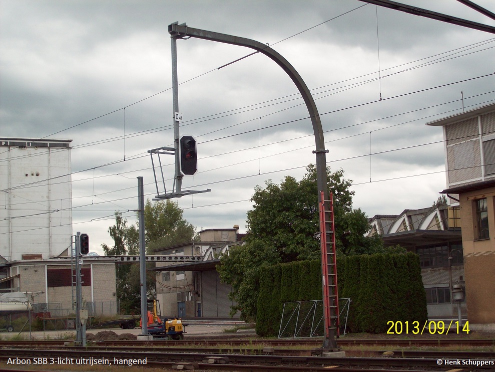 Arbon SBB 3-licht uitrijsein hangend-1.JPG