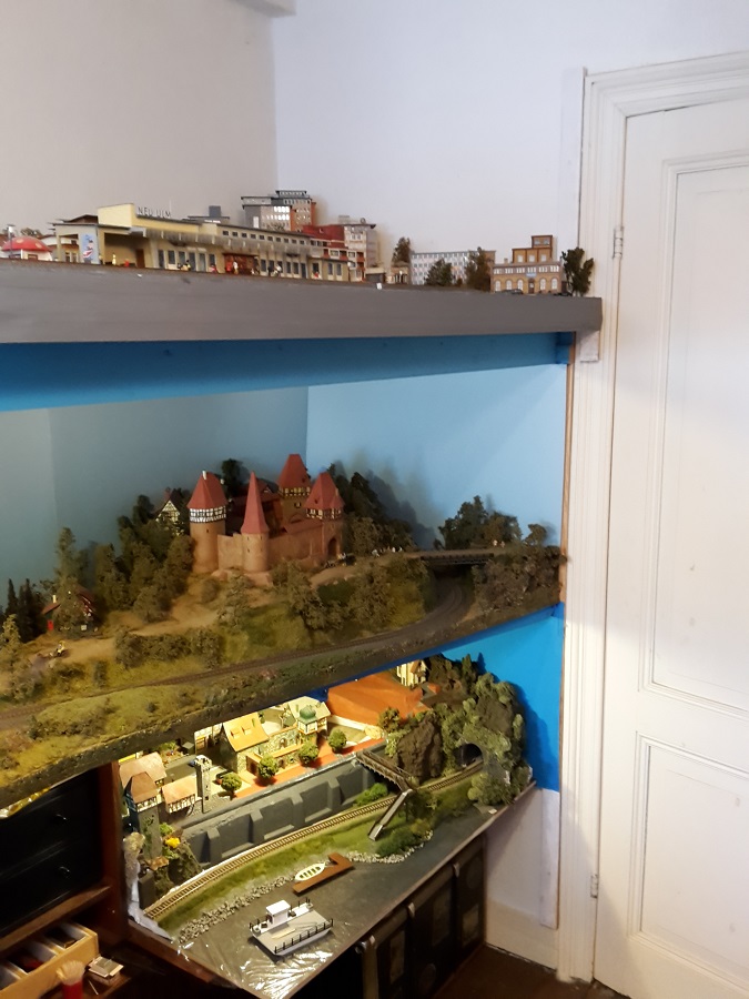 77T HET MITTELRHEIN-DIORAMA MOET NOG AFGEMAAKT EN OOK AAN DE 2 BANEN ERBOVEN IS NOG GENOEG WERK.jpg