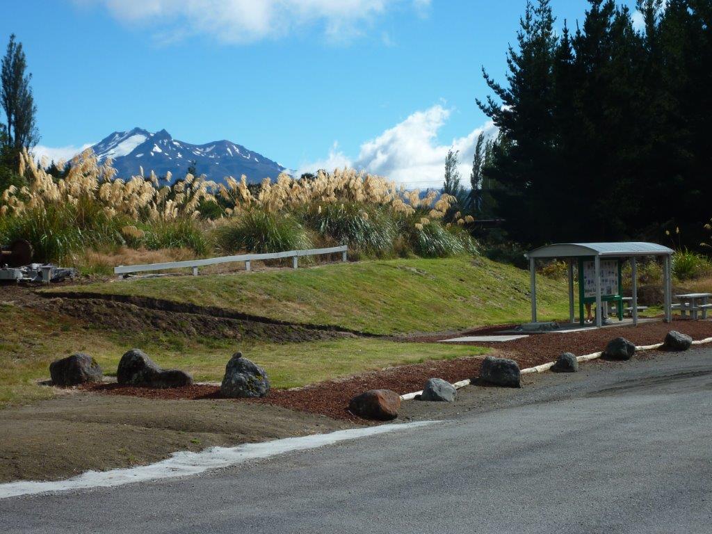 1-vulkkaan Mt Ruapehu en rechts spoorbrug.jpg