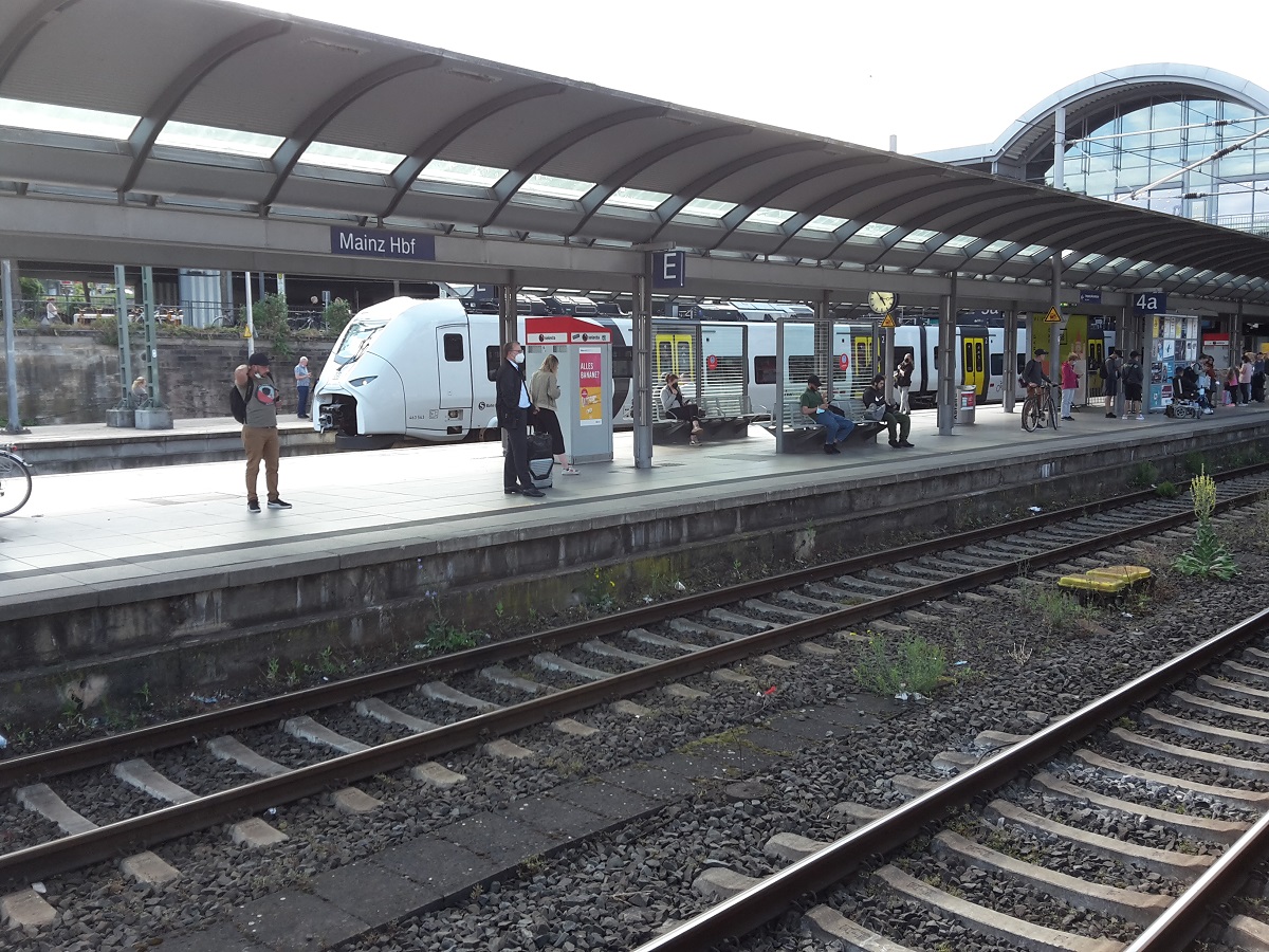 5G OP HET STATION VAN MAINZ ZAG IK DEZE TREIN VOOR HET EERST IN HET ECHIE........jpg