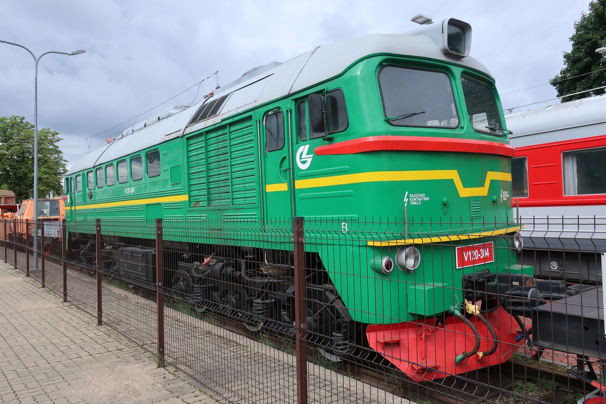 Nog een oude diesel bij het station van Vilnius 0197.jpg