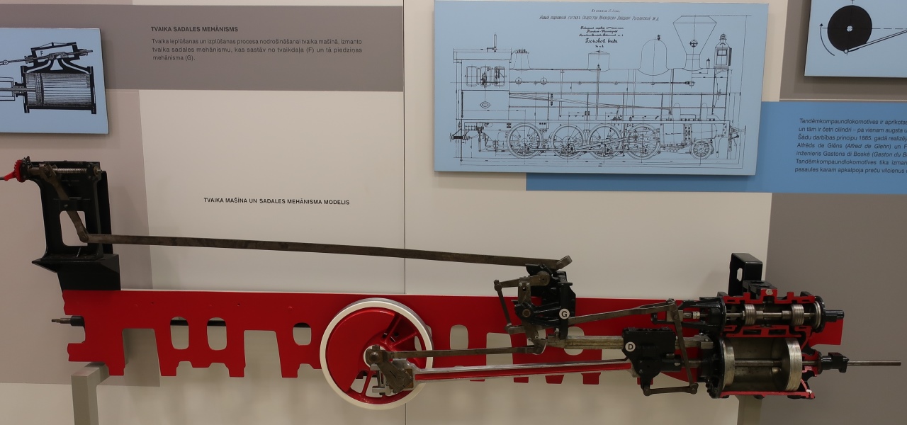 Detail van de aandrijving van een stoomloc 0216.JPG