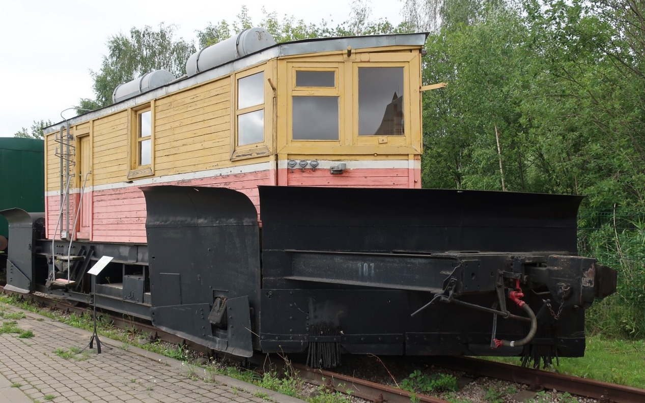 (nog) niet gerestaureerde sneeuwploeg - spoorwegmuseum Riga 0259.jpg