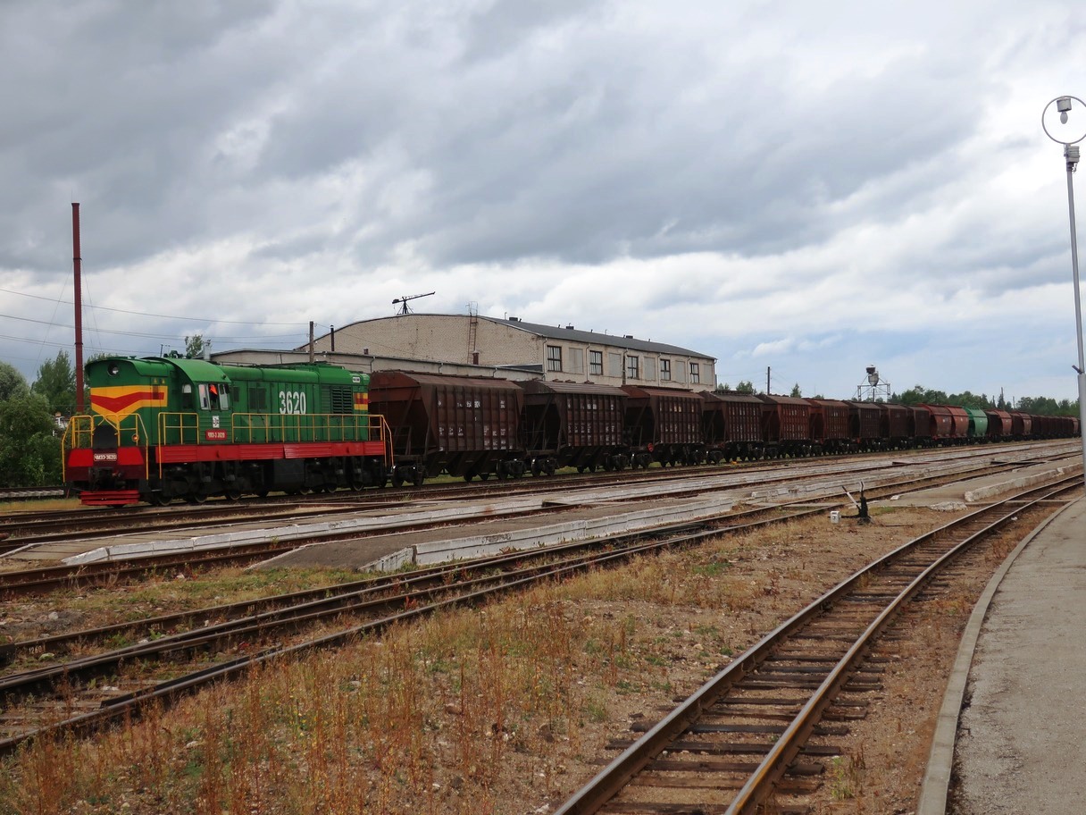 Een lange goederentrein met diesel ЧM3-3-3620 vertrekt van Gulbene 0298.jpg