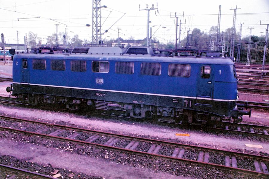 69F  zo zag de loc eruit voor hij oriëntrot werd 110_217_19830401_mannheim_hbf._dxo_(2).jpg