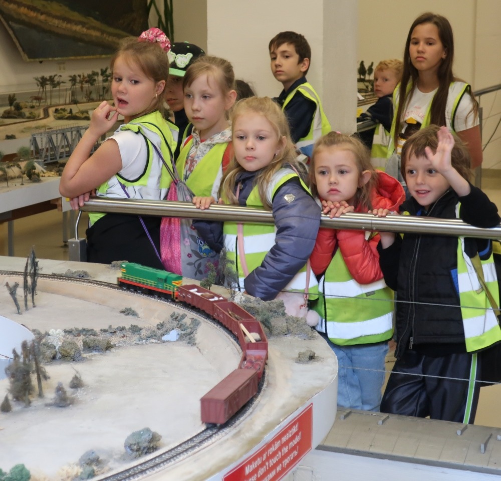 Jeugdige belangstelling bij de (werkende!) modelbaan in het spoorwegmuseum van Riga 0234.jpg