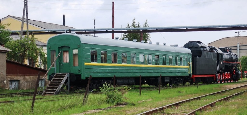 Stoomlocomotief type Л met gerestaureerd rijtuig in Gulbene 0341.jpg