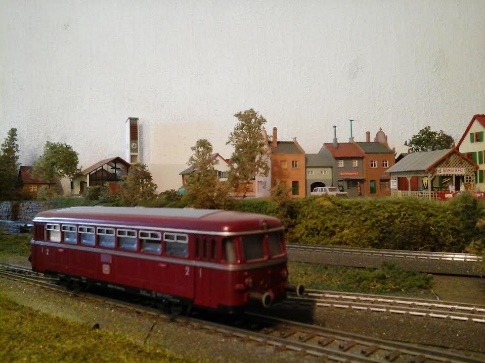 bovenbaan schienenbus und kirche.jpg