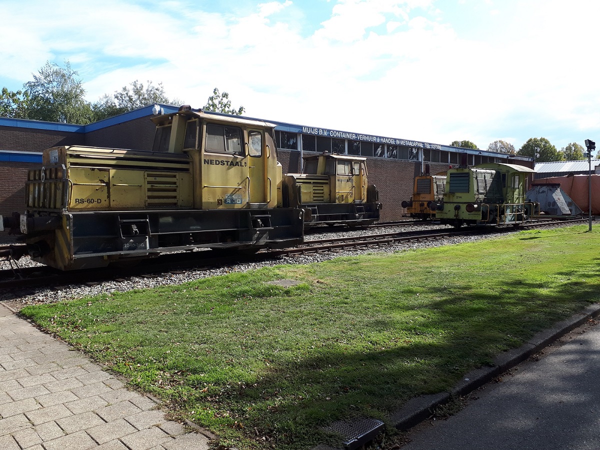 56Q  ZOMAAR IN DE VOORTUIN VAN EEN BEDRIJF WAT RAILS GELEGD EN ER WAT KLEINE LOCS NEERGEZET.jpg