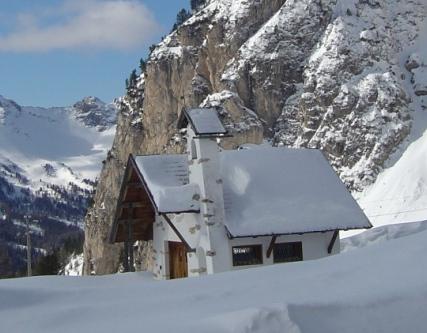 Passo Falzarego kerk .JPG