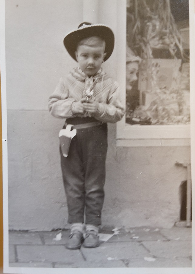 97P LITTLE TONY MET KLAPPERTJES-PISTOOL ! CARNAVAL1961 VOOR ONZE SNOEPWINKEL.jpg