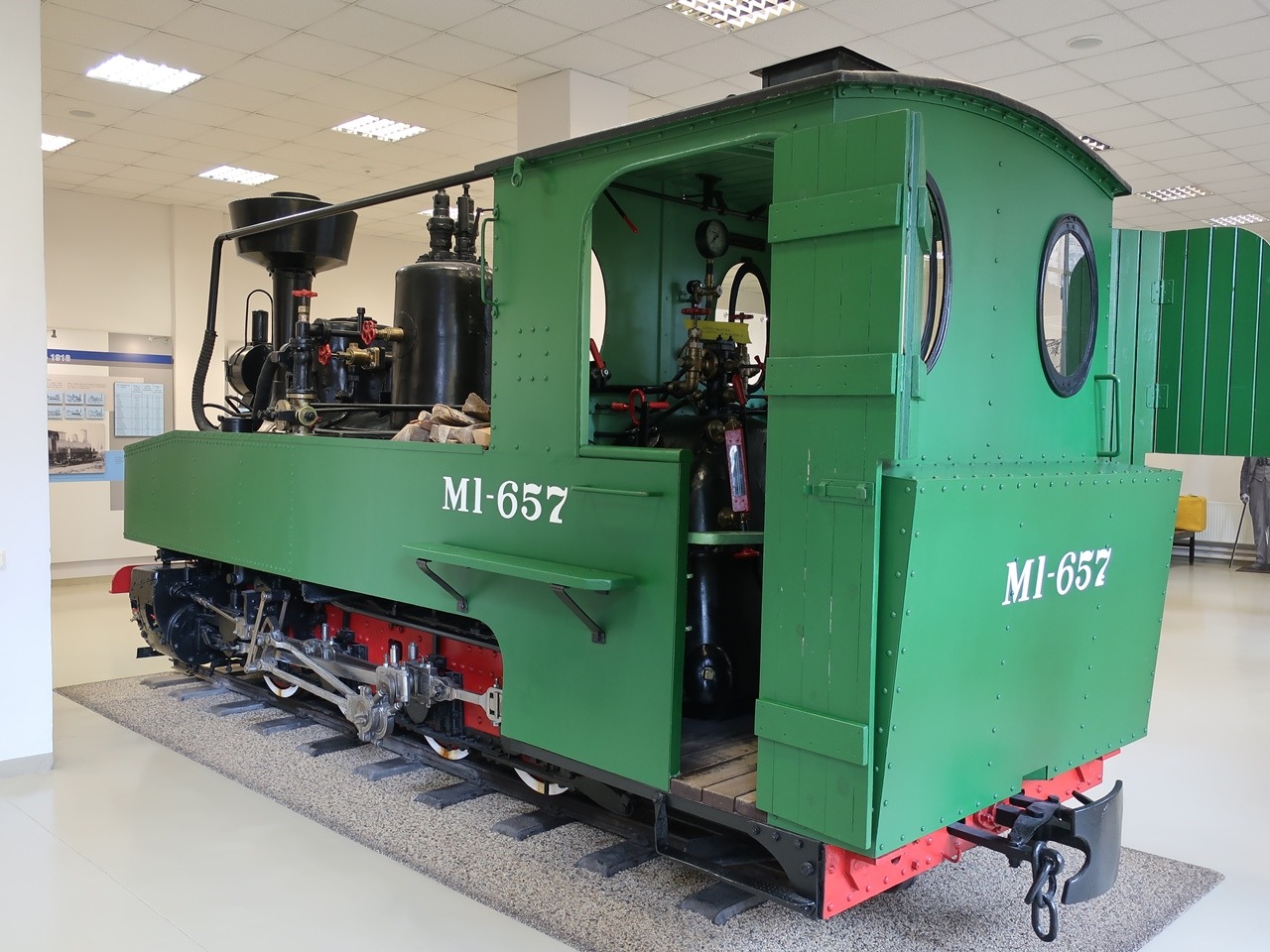 MI-657 staat binnen in het spoorwegmuseum van Riga 0205.jpg