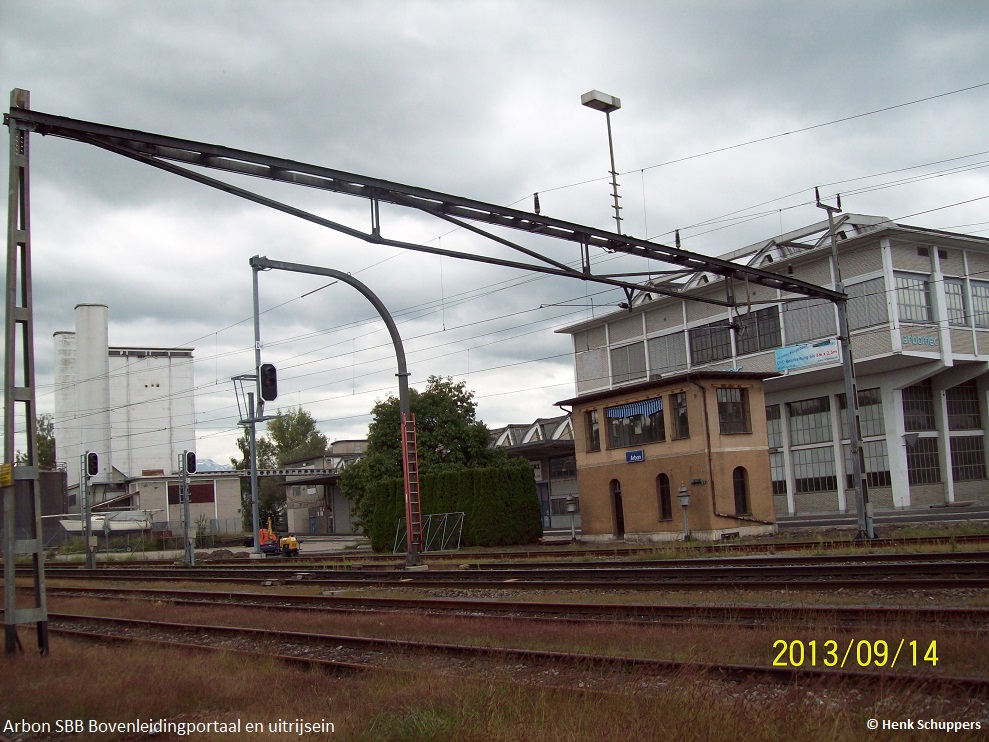 Arbon SBB Bovenleidingportaal en uitrijsein.JPG