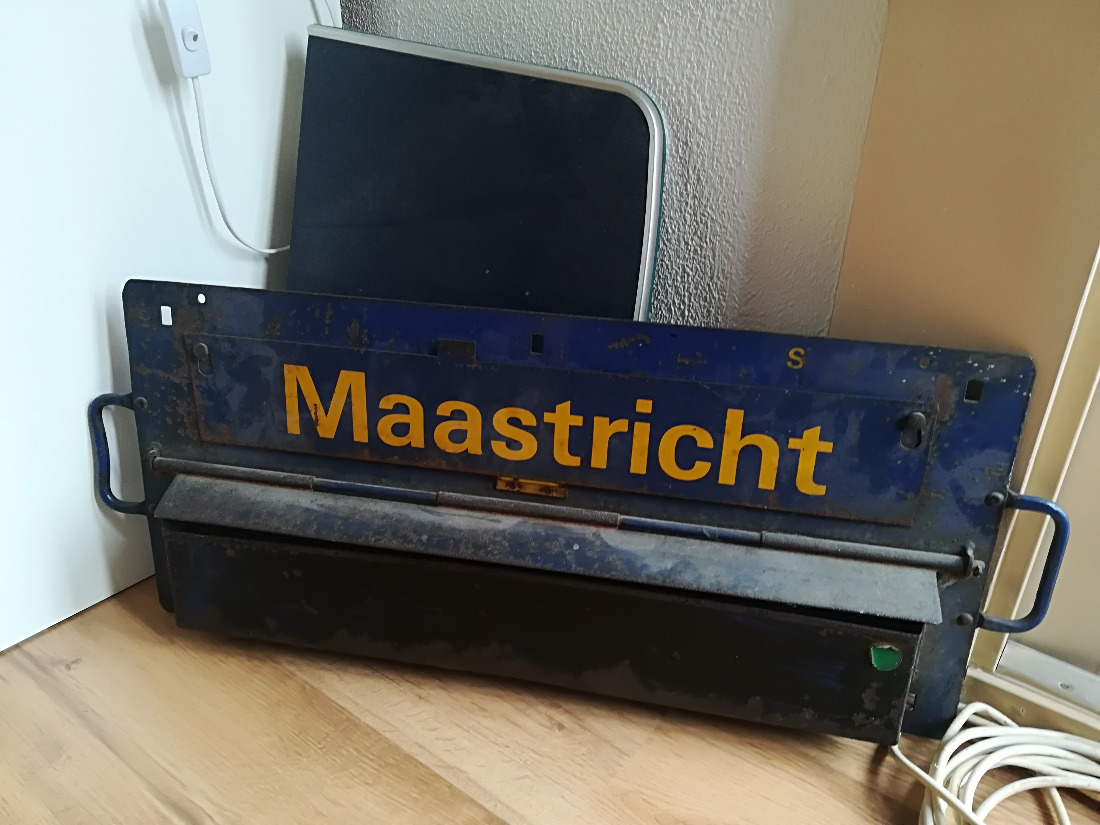 deze heb ik eens gekregen, loeizwaar ding, ene bestemming is Maastricht, de ander Maassluis.jpg