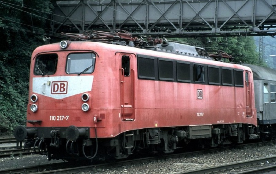 69E   de echte loc had dus ook rode deurstangen  BR 110-217-7-abgestellt-geislingen-an-15792.jpg