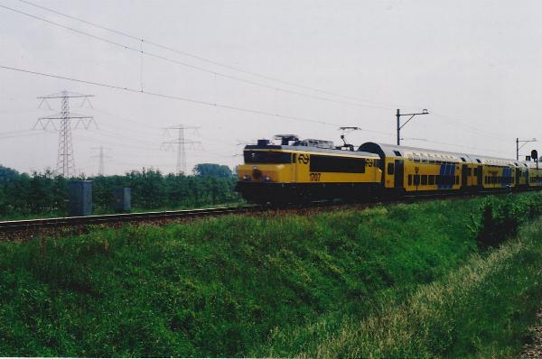 1707 met stam 7310 naar Gorinchem a_ Dordrecht 23-05-1992.JPG