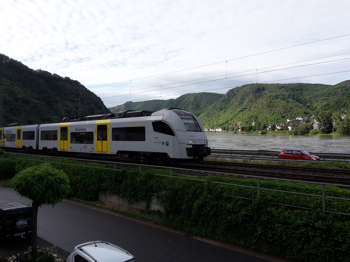 86W DE REGIOTREIN DIE HIER IEDER STATION EN HALTESTELLE VERBINDT.jpg