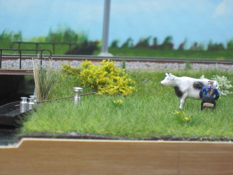 Diorama detail boer aan het melken.JPG