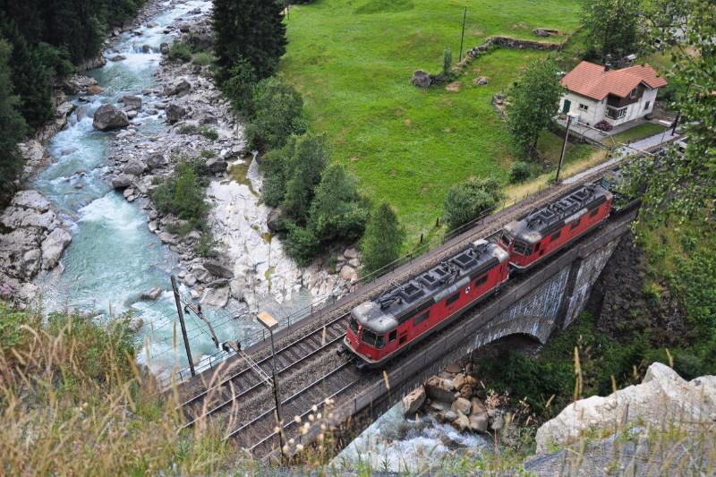 modellbahn-sicht-auf-reuss-ueberquerende-untere-904153a.jpg