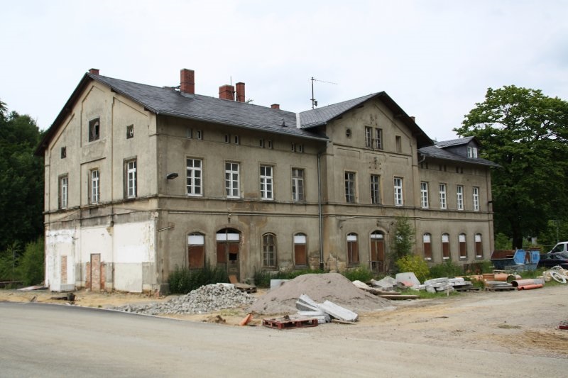 das-schoene-empfangsgebaeude-des-bahnhofs-312035 bron; bahnbilder.de.jpg