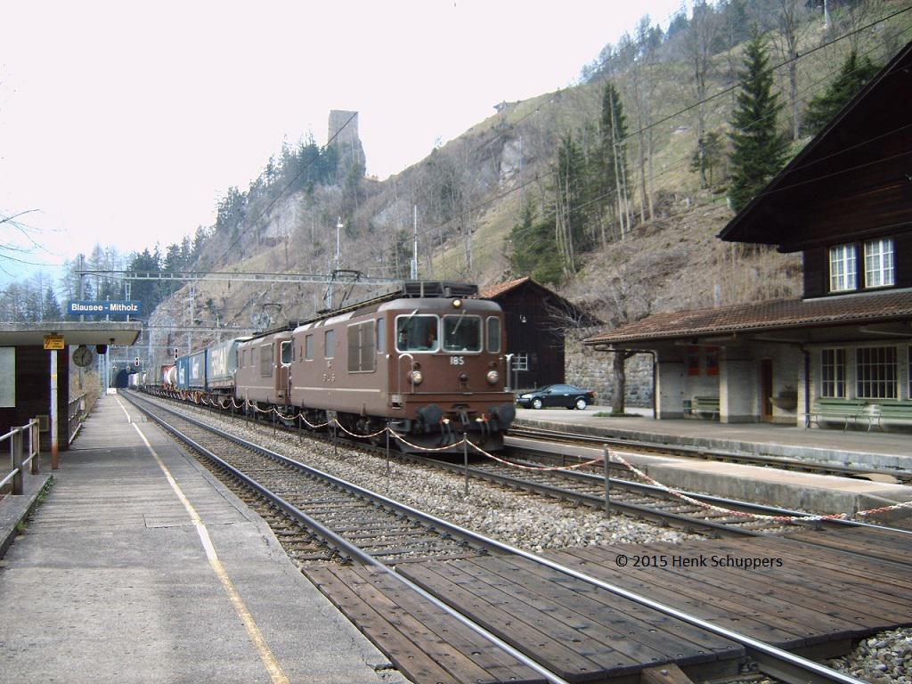 BLS Re 4-4 nr.185 LALDEN in dubbeltractie te Blausee Mittholz-1 (april 2005.jpg