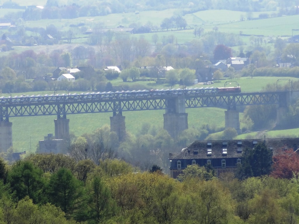 diezelfde autotrein nu even verderop op viaduct Moresnet.jpg