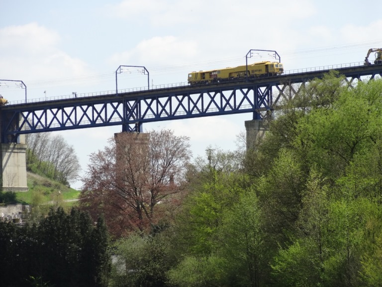 gele werktrein op viaduct Moresnet.jpg