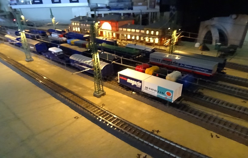 Alle Märklin magazin wagons in het licht gezet.jpg