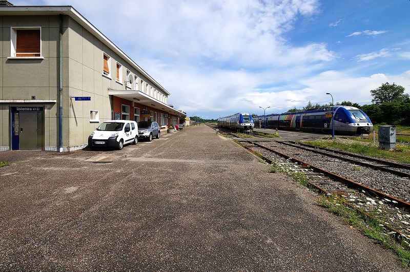 bron; wikipedia.de 1280px-Wissembourger_Bahnhof_auf_Bahnsteig_zu_Gleis_A_(Hausbahnsteig)_Richtung_Neustadt_(Weinstraße)_retouched.jpg