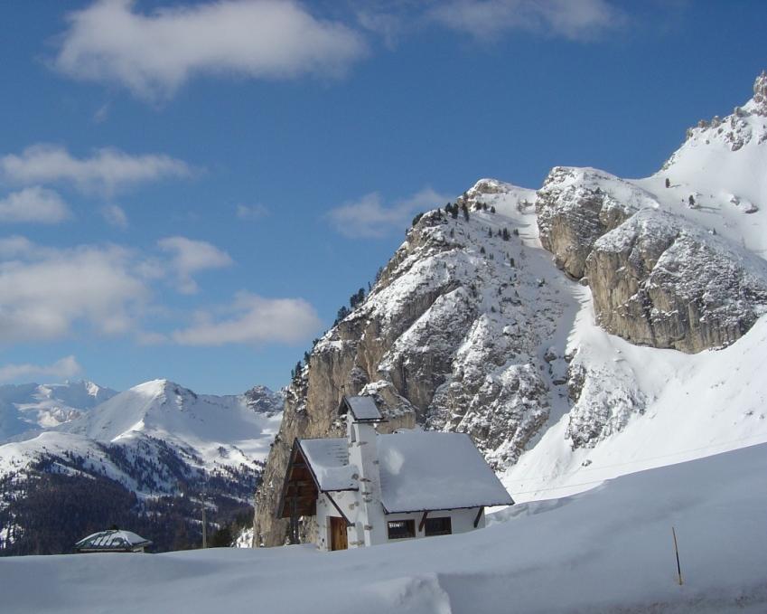 Falzarego pas kirche.JPG