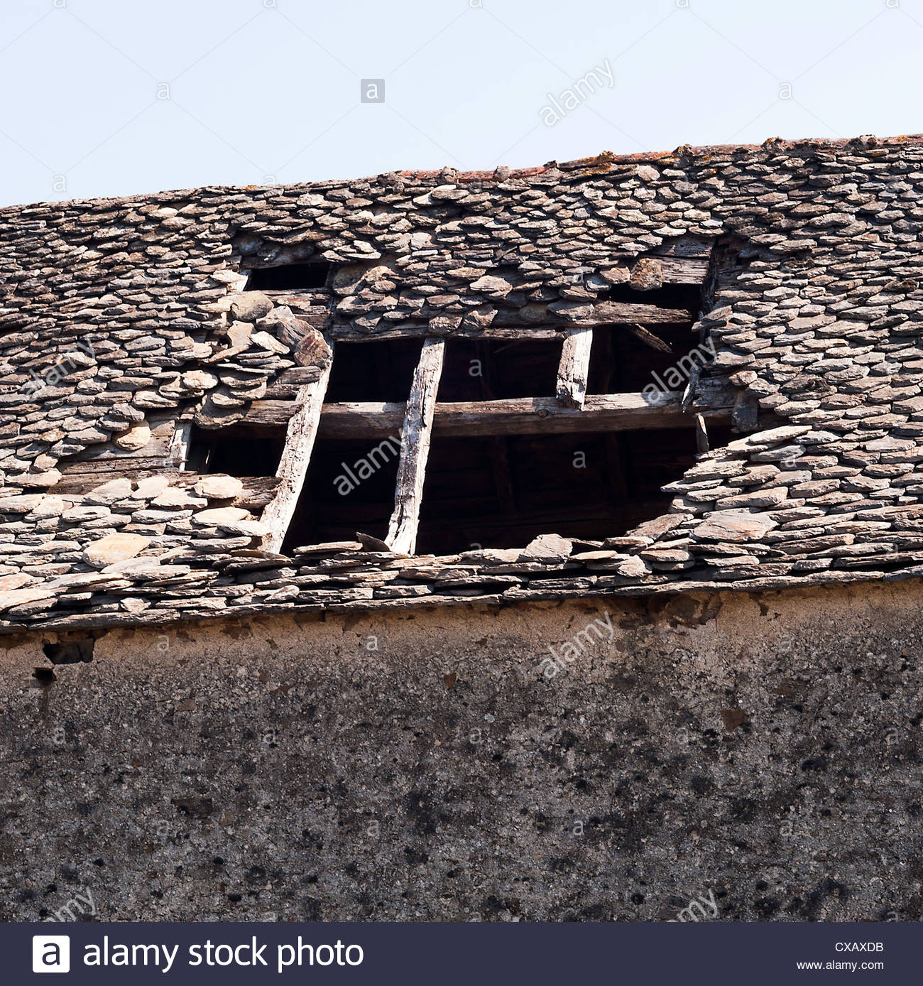 alten-stein-scheune-gebaude-mit-ziegeldach-im-zustand-der-zusammenbruch-an-laval-in-der-nahe-von-pradinas-aveyron-midi-pyrenaen-frankreich-cxaxdb.jpg