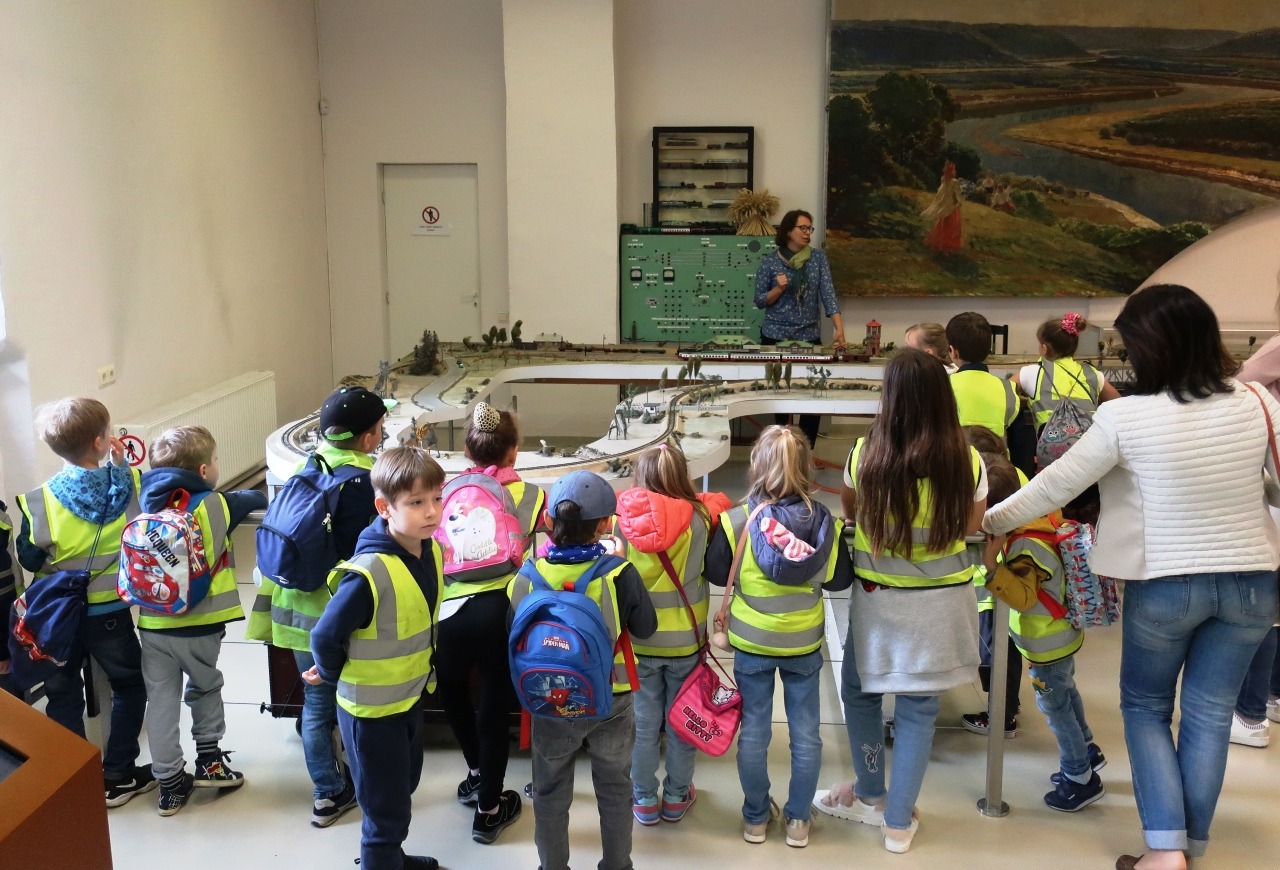 Jeugdige belangstelling bij de (werkende!) modelbaan in het spoorwegmuseum van Riga 0229.jpg