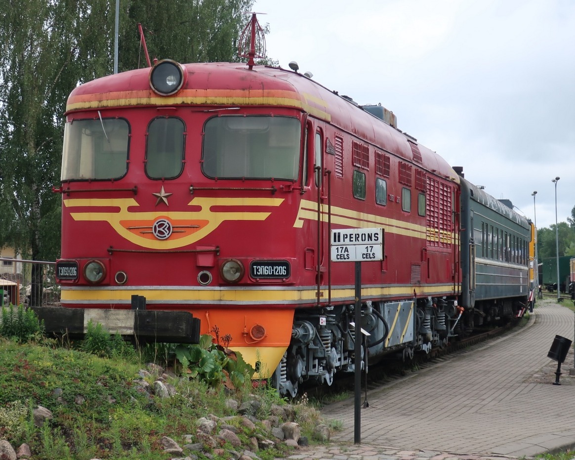 Een oude diesel, T3Π60-1206 voor een personentrein - spoorwegmuseum Riga 0236.jpg