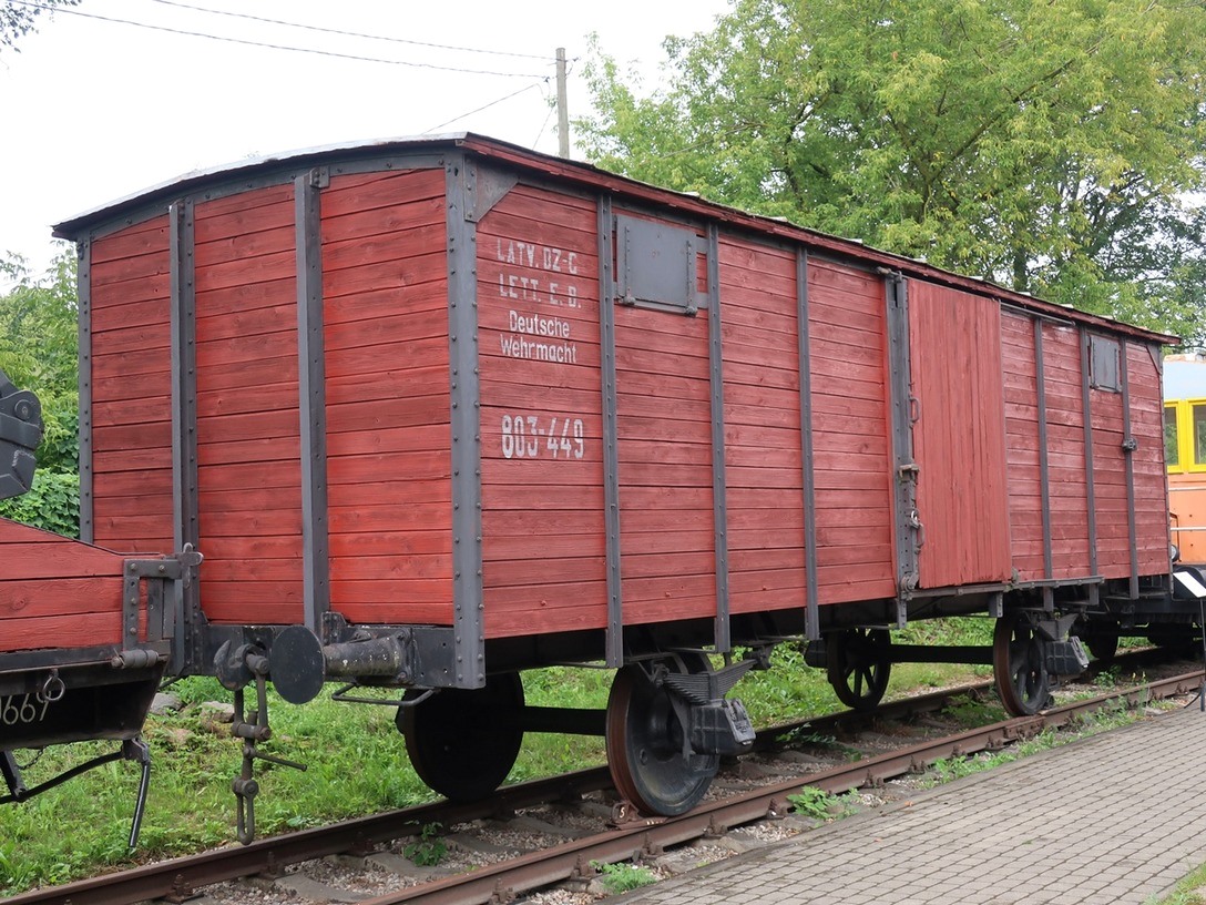 Een gerestaureerde wagon van de Deutsche Wehrmacht - spoorwegmuseum Riga 0274.jpg