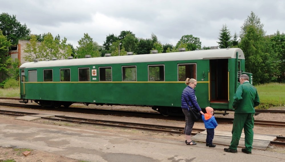 In Aluksne de locomotief ontkoppelt het (enige) rijtuig 0364.jpg