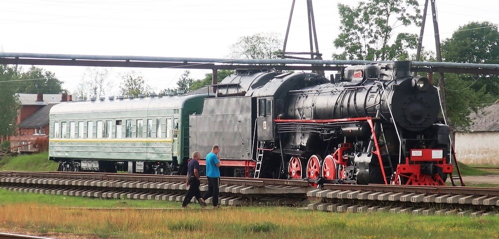 Stoomlocomotief type Л met een oud rijtuig in Gulbene 0311.jpg