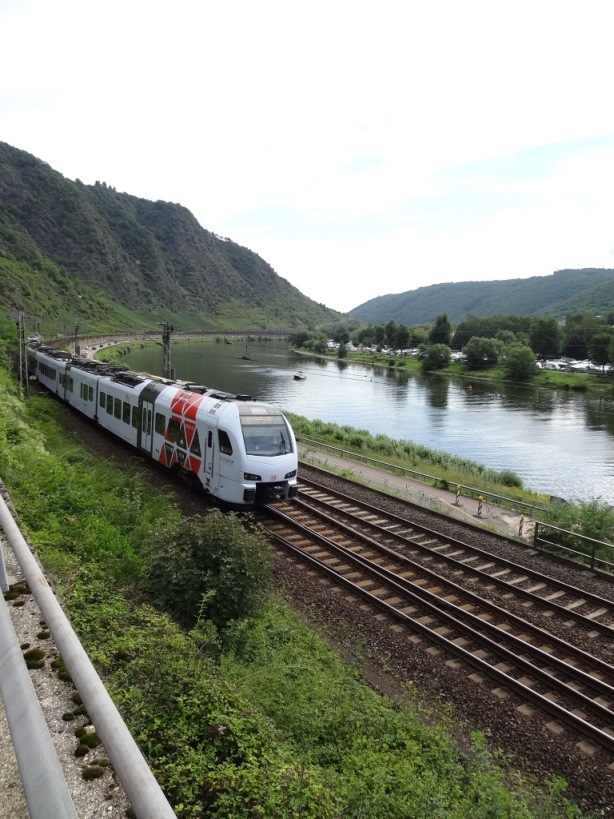 4. internationale trein DB gekoppeld met dubbeldekker CFL tussen Klotten en Pommern.jpg