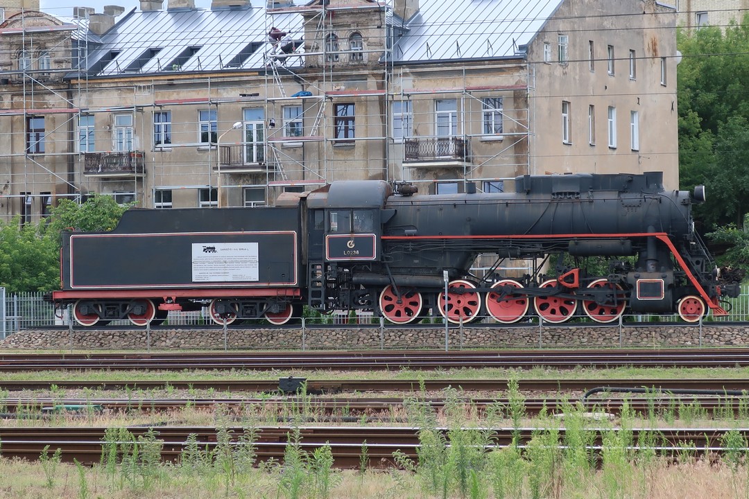 Stoomlocomotief buiten op het spoor in Vilnius 0191.jpg