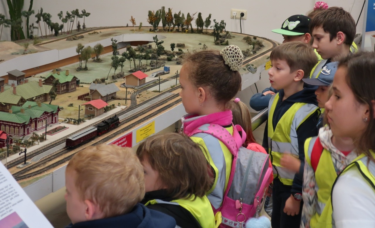 Jeugdige belangstelling bij de (werkende!) modelbaan in het spoorwegmuseum van Riga 0233.jpg