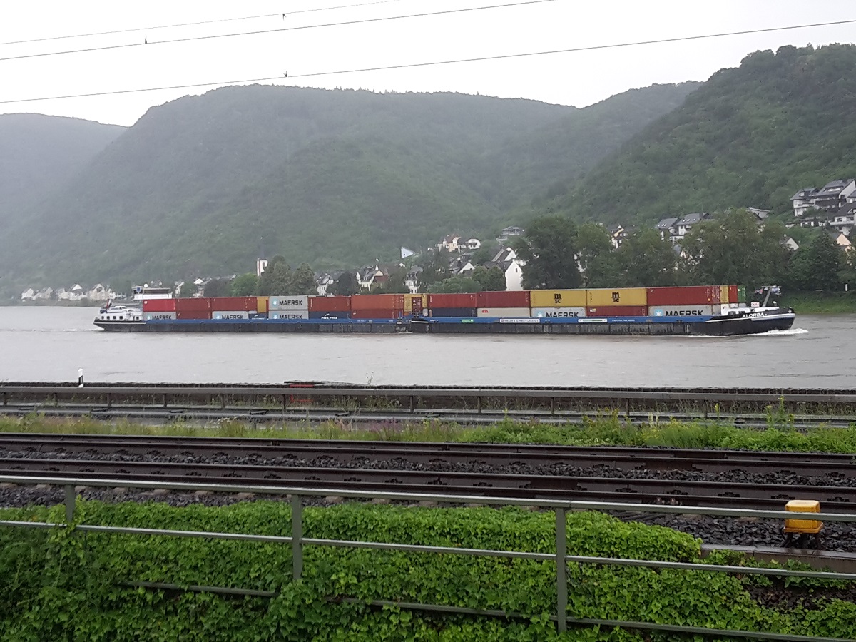 86O DE CONTAINERS GAAN NIET ALLEEN PER SPOOR...........jpg